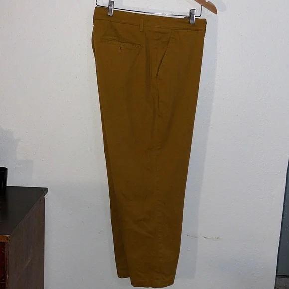 Amazon Essentials Men Chino Pants Size 40W X 28L EUC